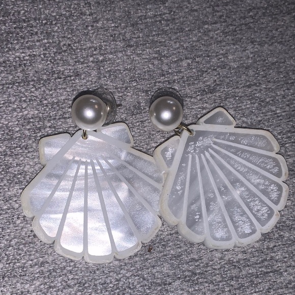 Elegant Shell Pearl Earrings - Picture 3 of 8